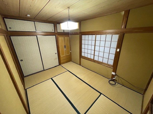 ◆2F和室｜押し入れ付きで布団や季節物の家電をしまうのに便利♪