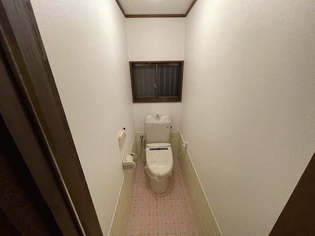 ◆トイレ｜窓のある明るい１階トイレ