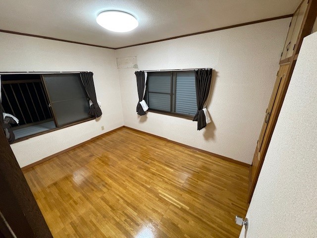 ◆2F洋室｜2方向に窓があり、自然光がたっぷり入る室内♪