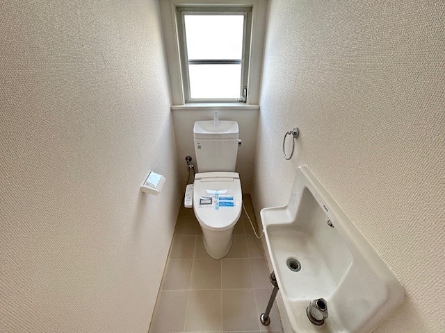 ◆トイレ（リフォーム後写真）｜窓のある明るいトイレ