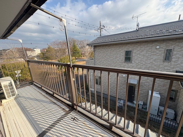 ◆バルコニー｜横長なバルコニーで、洗濯物もたくさん干せそうです♪※リフォーム前写真（2026年2月撮影）