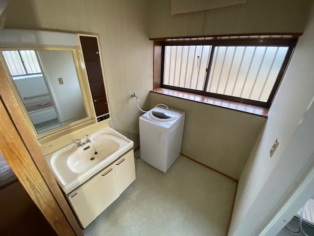 【リフォーム前：脱衣所】着替えも楽々なゆとりある広さの脱衣所です♪※2026年3月撮影