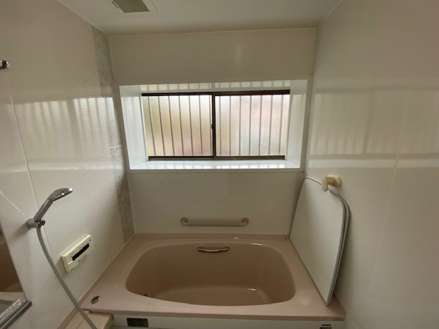 【リフォーム前：浴室】窓付きで換気しやすいコンパクトな浴室です♪※2026年3月撮影