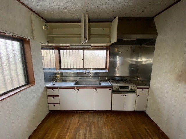 【リフォーム前：キッチン】窓から差し込む自然光で手元が明るい♪※2026年3月撮影