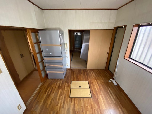 【リフォーム前：LDK】奥の和室2部屋も合わせて18帖の広々LDK予定です♪※2026年3月撮影