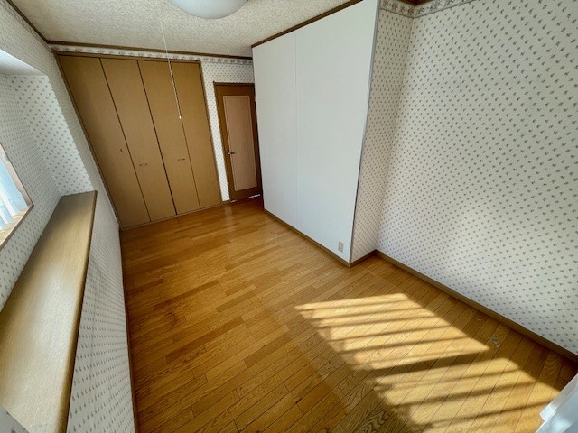 【2F洋室】洋室は寝室や書斎、ワークスペースとしても活用できます♪※2026年3月撮影