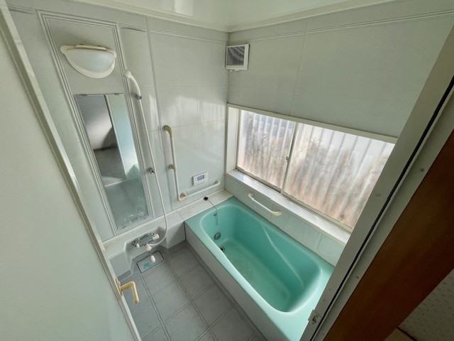 【浴室】窓がついていてすぐに換気ができるのでカビができにくくなります♪※2026年3月撮影