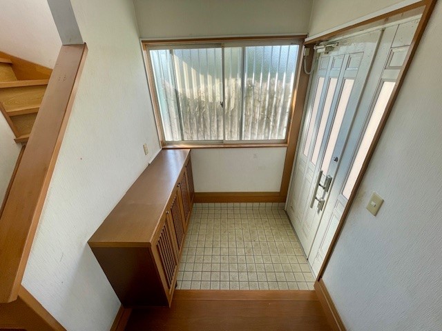 【玄関】窓が大きく、収納付きで玄関周りを明るくすっきり保ちます♪※2026年3月撮影