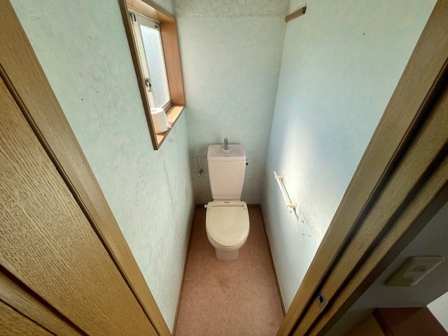 【トイレ】2階にもトイレがあるので階段を上り下りする手間を省きます♪※2026年3月撮影