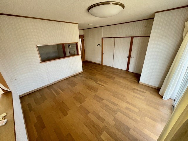 【リビング】16帖の広々リビングは家具配置も自在！家族が自然と集まる空間です♪※2026年3月撮影