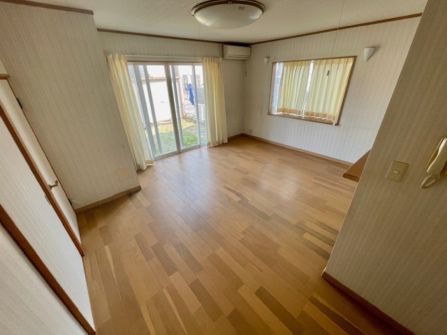 【リビング】大きな窓のあるリビングはお部屋を明るく、暖かな雰囲気にしてくれます♪※2026年3月撮影