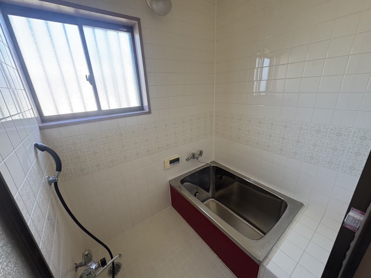 【浴室】窓がついていてすぐに換気ができるのでカビができにくくなります♪※2026年3月撮影