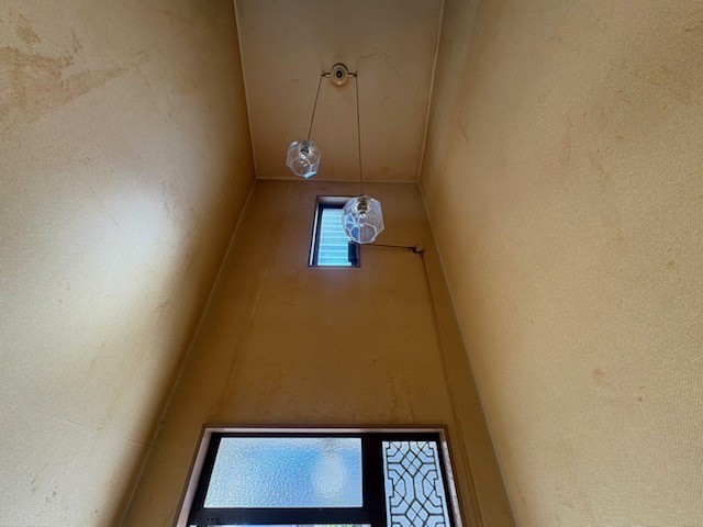 【玄関】玄関吹き抜けで開放的でデザイン性のある空間です♪※2026年3月撮影