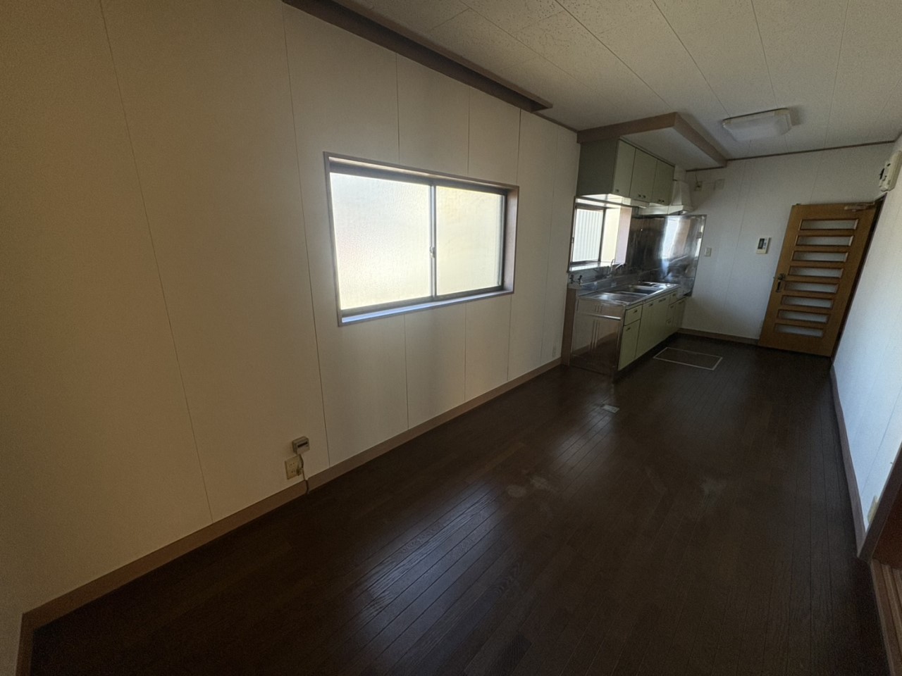 【ダイニングキッチン】約9帖のダイニングキッチンは移動もスムーズ♪※2026年3月撮影