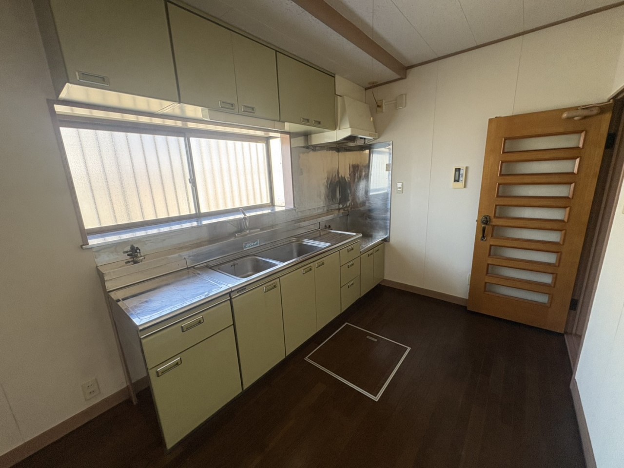 【キッチン】目の前に窓があるので手元が明るく、換気もすぐにできるキッチン♪※2026年3月撮影