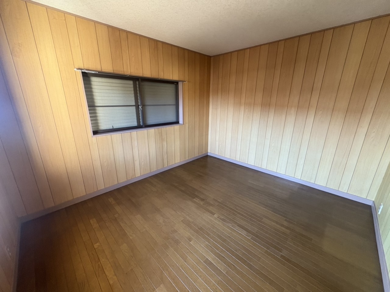 【2F洋室】洋室は寝室や書斎、ワークスペースとしても活用できます♪※2026年3月撮影