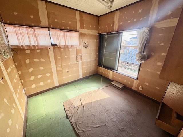 ◆2F洋室｜バルコニーにつながる大きな窓から陽光をたっぷりと取り込みます♪※リフォーム前写真です