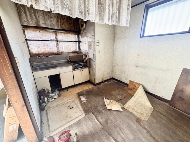 【キッチン】窓が近いので手元を照らし、換気もらくらく♪※リフォーム前の写真です