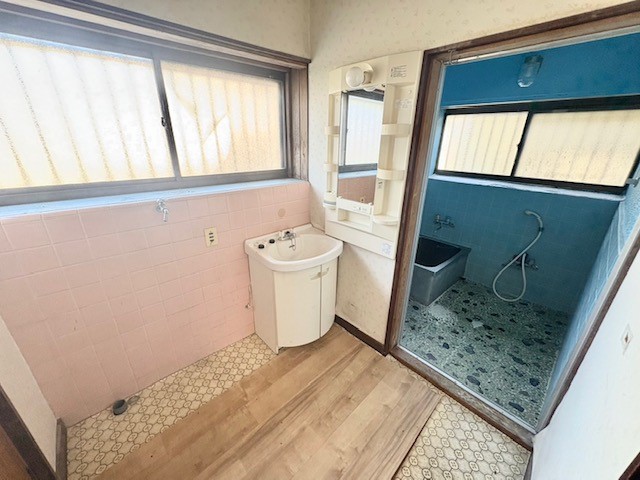 【脱衣所】着替えも楽々！ゆとりある広さの脱衣所です♪※リフォーム前写真です