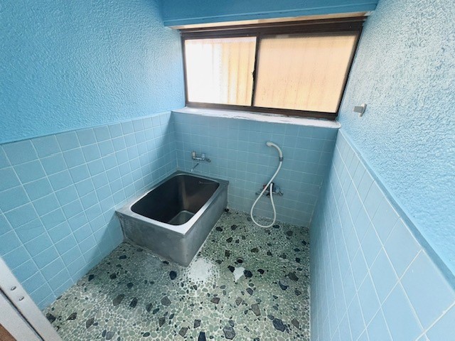 【浴室】窓がついていて換気しやすいお風呂です♪※リフォーム前写真です