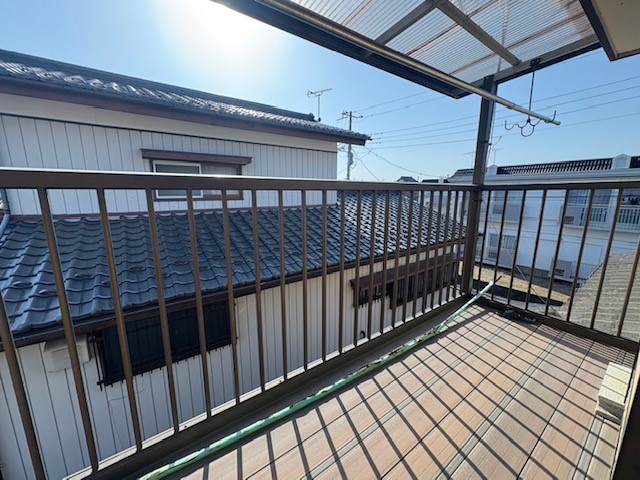 【バルコニー】日当たりの良い屋根付きのバルコニー♪  ※2026年3月撮影