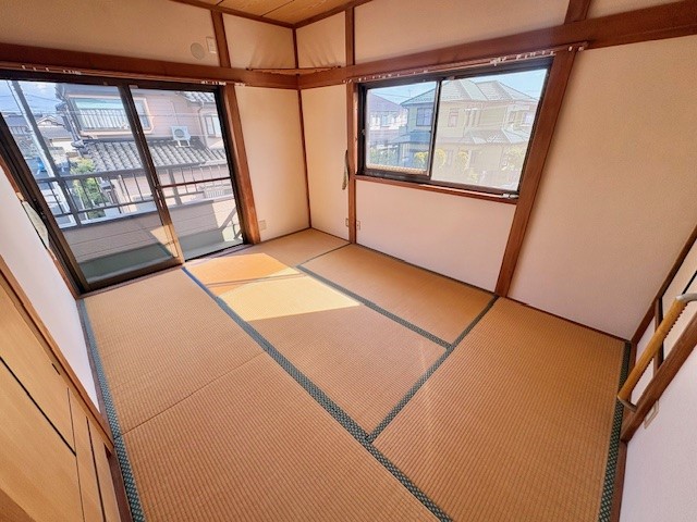 ◆2階和室6帖｜バルコニーに面した和室で、窓を開けて風を感じながらごろ寝を楽しめそう♪