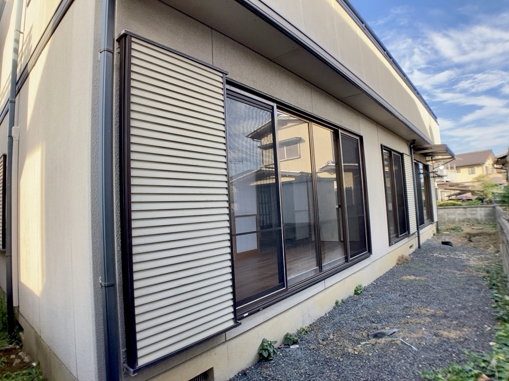 ◆外観（リフォーム後写真）｜大きな窓にも雨戸付きです！