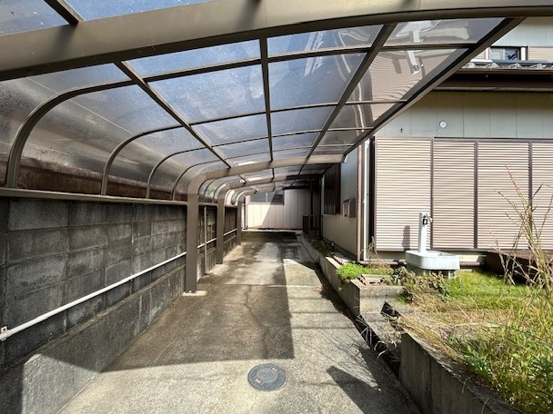 カーポート付きなので、雨の日でも濡れることなく快適です♪