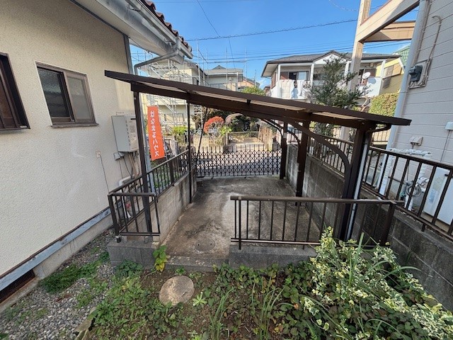 カーポート付きなので、雨の日でも濡れることなく快適。紫外線から大切なお車を守ります！