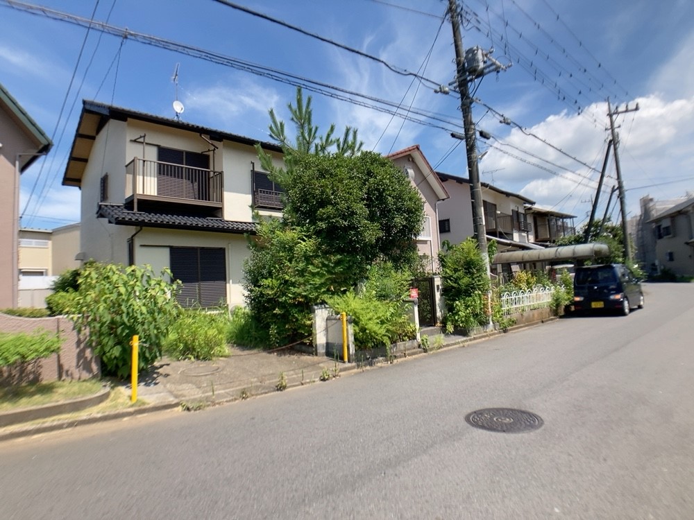 ◆外観｜乗用車2台のすれ違いも余裕がある6.6ｍの前面道路。