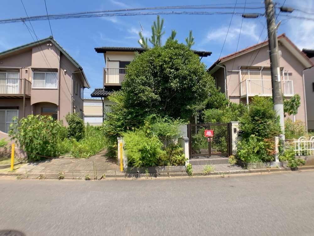 ◆外観｜車の出し入れも安心！ゆとりのある前面道路。