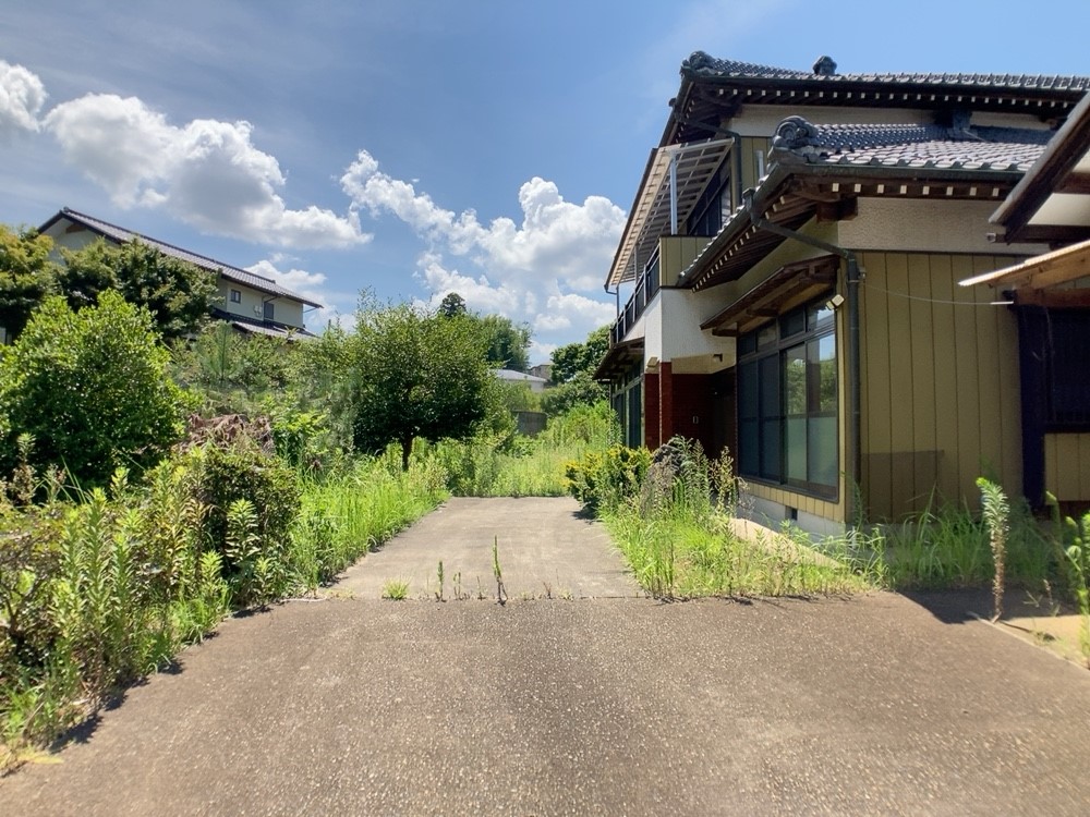 ◆外観｜土地面積122坪とゆとりがあり、快適な居住空間と豊かな自然に囲まれた理想的な暮らしを実現。