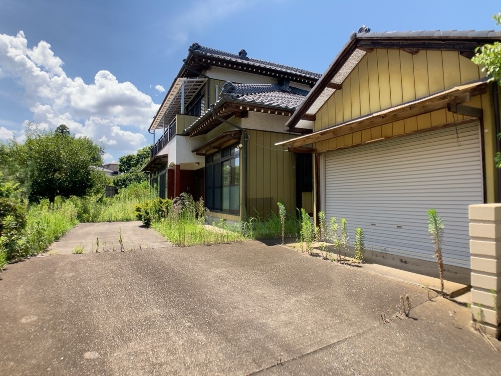 ◆外観｜周囲の自然に囲まれ、プライバシーが守られる安心の住環境。