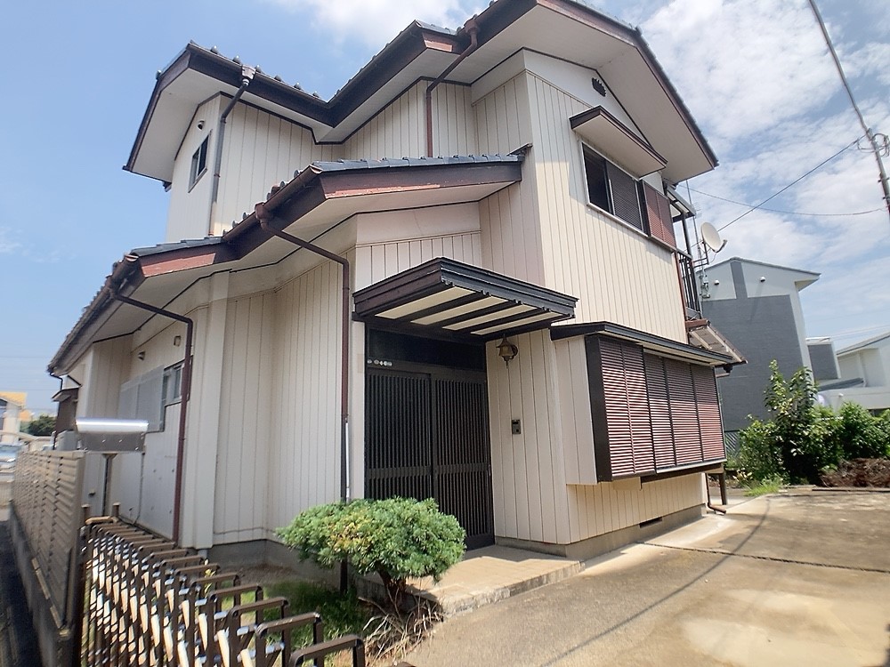 ◆外観｜屋根付き玄関なので、雨の日も安心です♪