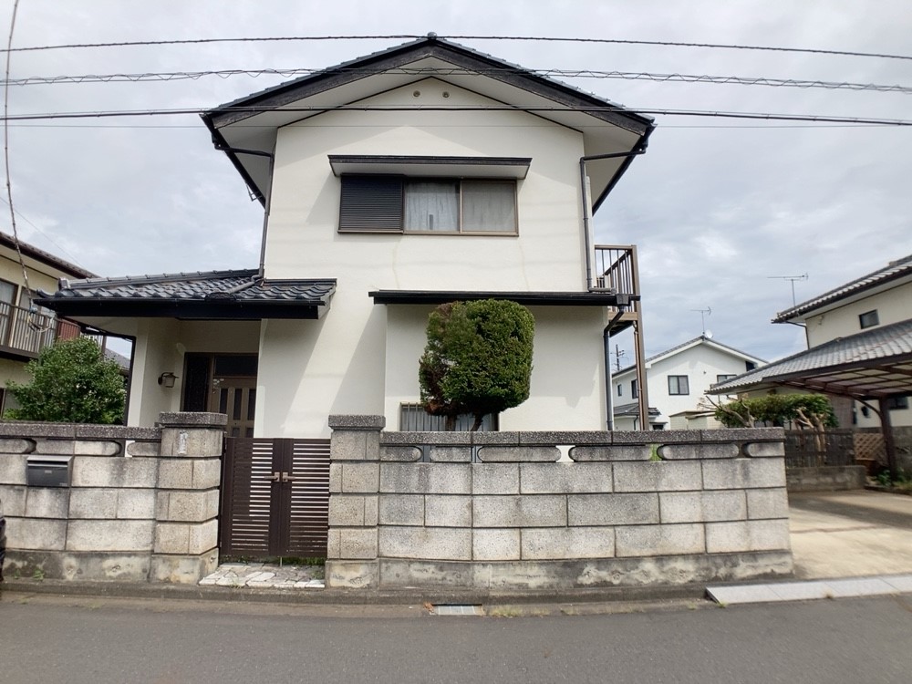 爽やかなホワイトの外壁が印象的な、明るく親しみやすい外観です