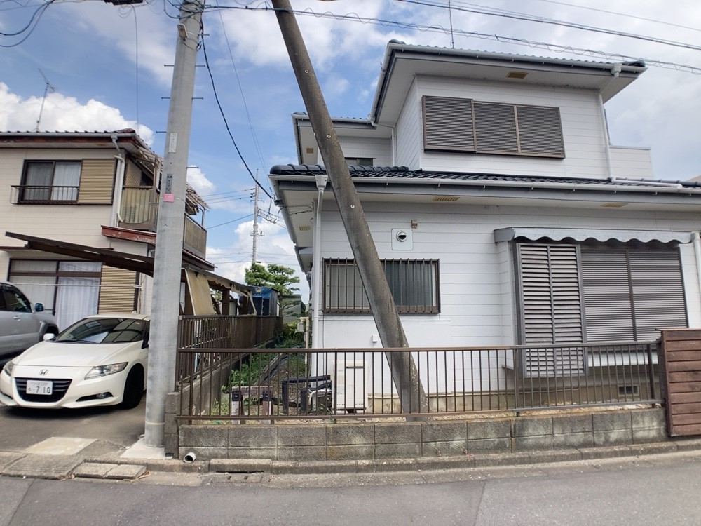 白を基調とした優しいデザインの外観です。