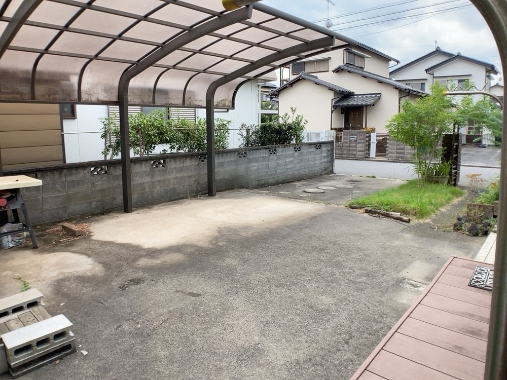 カーポート付きなので、雨の日でも濡れることなく快適。紫外線から大切なお車を守ります！