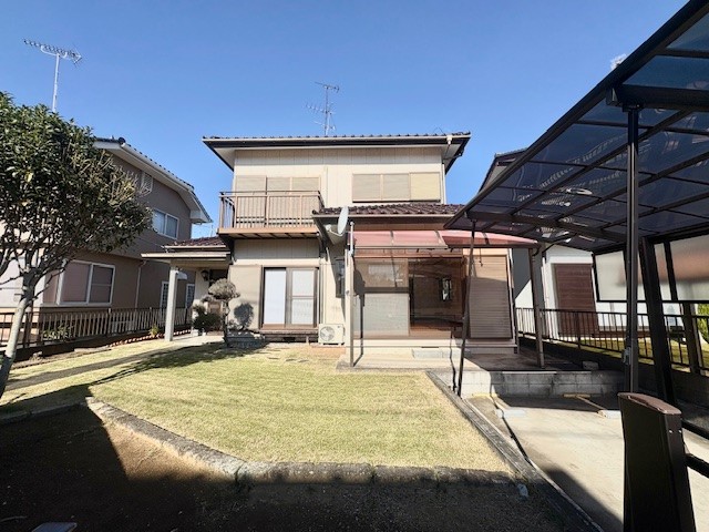 カーポート付きなので、雨の日でも濡れることなく快適。紫外線から大切なお車を守ります！