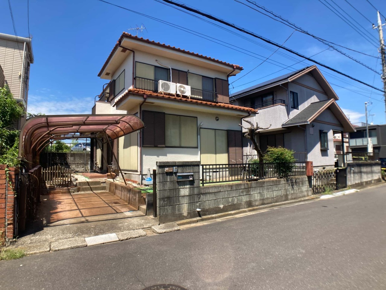 カーポート付きなので、雨の日でも濡れることなく快適。紫外線から大切なお車を守ります！
