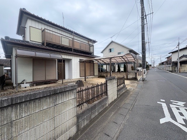 ◆外観｜車の出し入れも安心！ゆとりのある前面道路♪