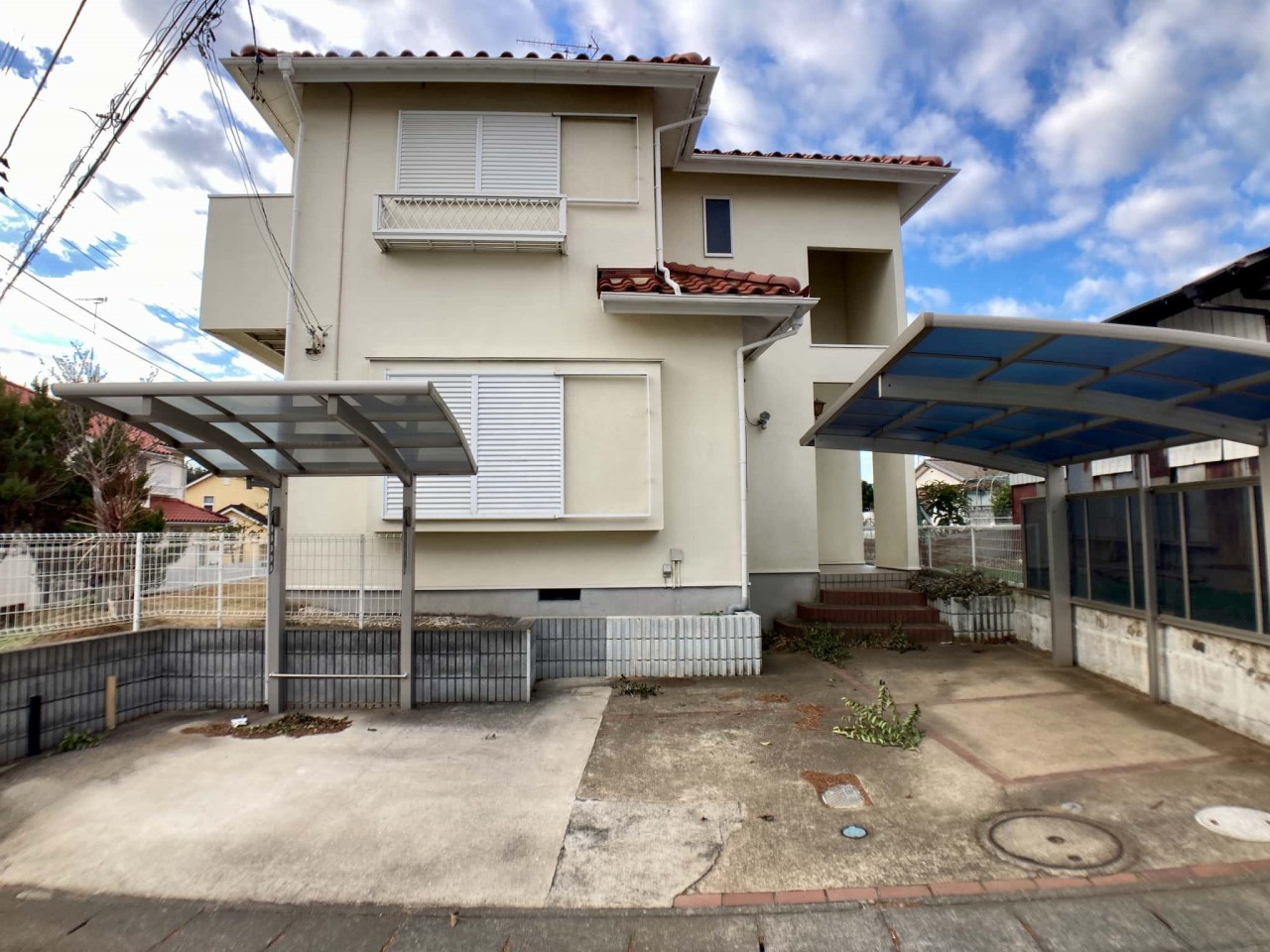 カーポート付きなので、雨の日でも濡れることなく快適。紫外線から大切なお車を守ります！