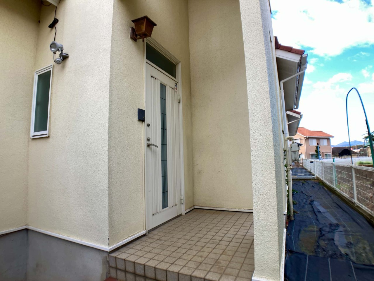 玄関ポーチの屋根がるので、雨の日に傘をさしたまま鍵を探したり、荷物を一旦置いたりする際も濡れる心配がありません♪