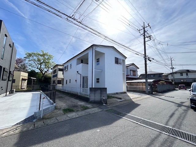 ◆外観｜全面道路の幅が6.0ｍあるので駐車も楽々♪