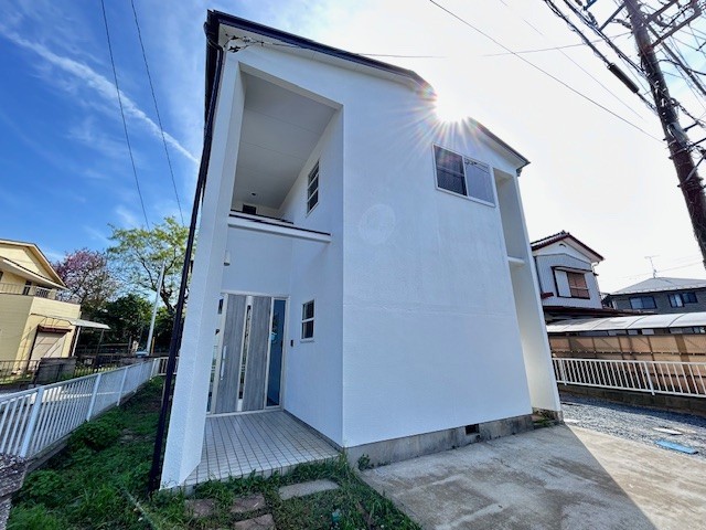 《玄関》白を基調とした優しいデザインの外観です。