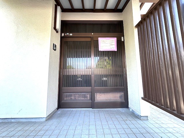 【玄関】雨の日も安心の屋根付き玄関♪