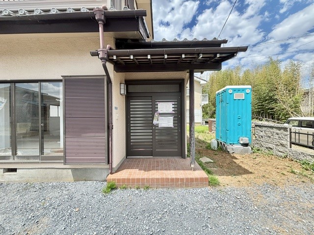 【玄関】雨の日も安心の屋根付き玄関♪