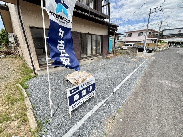 ◆駐車場｜玄関横にも駐車スペースあり！敷地全体で3-4台の車が停められます♪