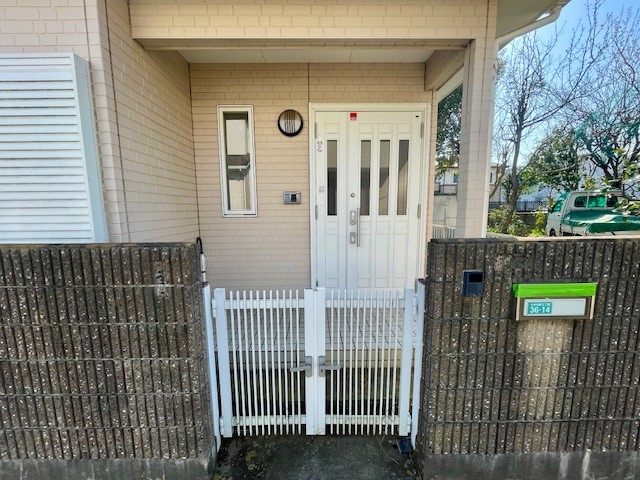 【玄関】雨の日も安心の屋根付き玄関♪※リフォーム前写真※2026年3月撮影