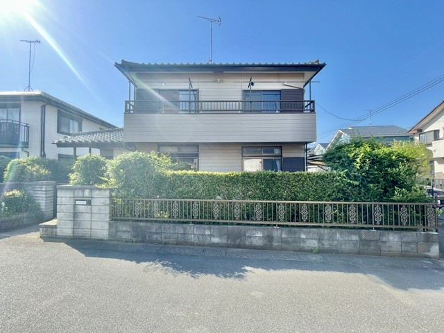 緑の植栽が映える外観