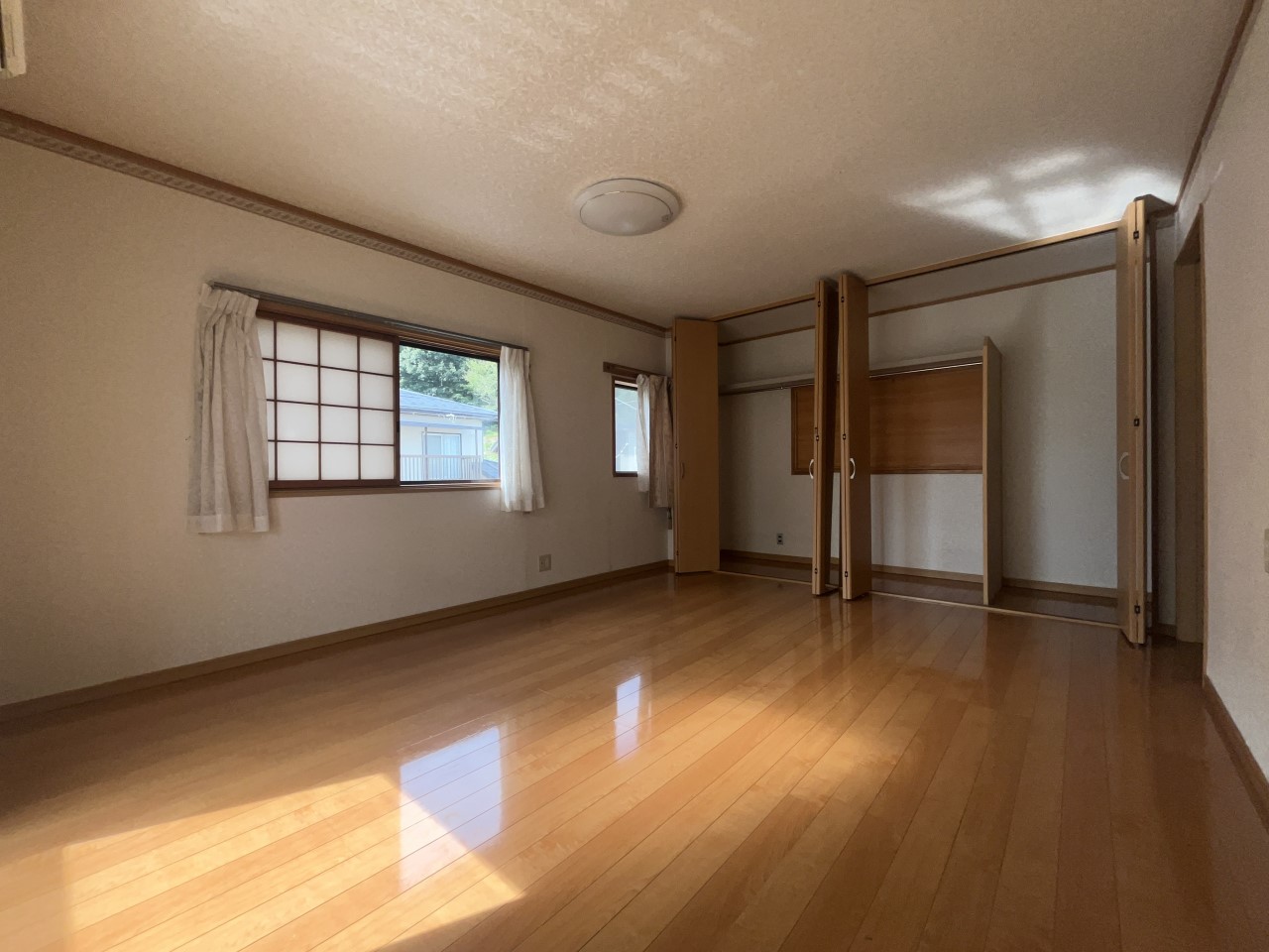 ＊2階洋室（約10帖）｜大容量のクローゼット付でお部屋もすっきり片付きます。